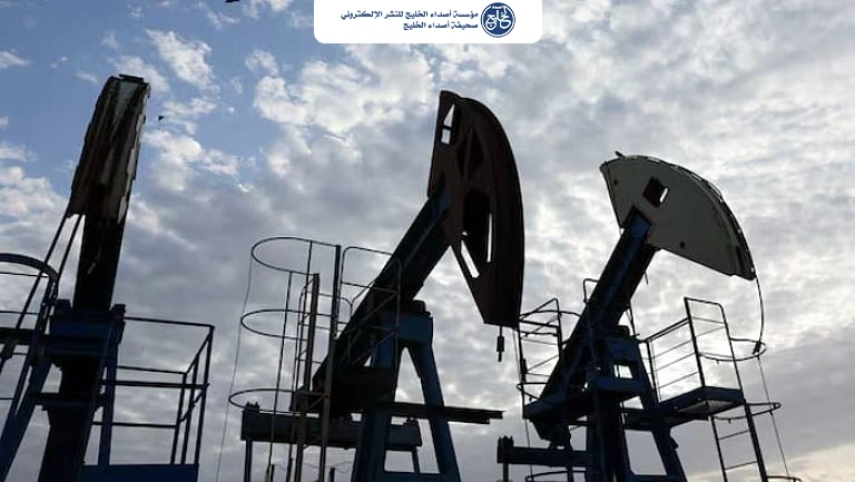 النفط يتجه لخسائر أسبوعية حادة مع تواصل خروج الناقلات من مضيق هرمز