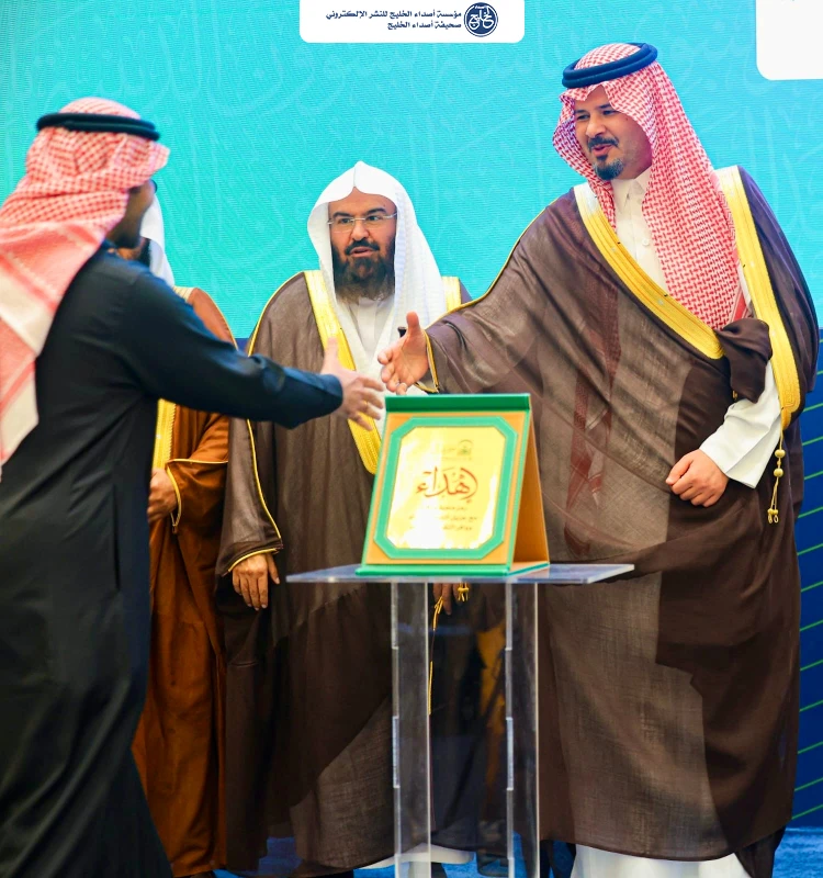 أمير منطقة المدينة المنورة يكرّم الشبل تقديرًا لإسهاماته في دعم أعمال موسمي رمضان والحج 1447هـ