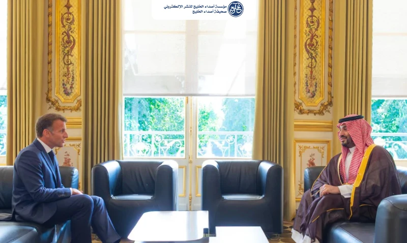 ولي العهد يعقد اجتماعاً ثنائياً مع ماكرون في قصر الإليزيه