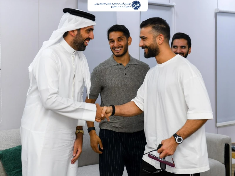 الخليج يستقبل "الشيخ خالد" رئيس نادي النجمة البحريني ويبحث تعزيز العلاقات الرياضية بين الناديين
